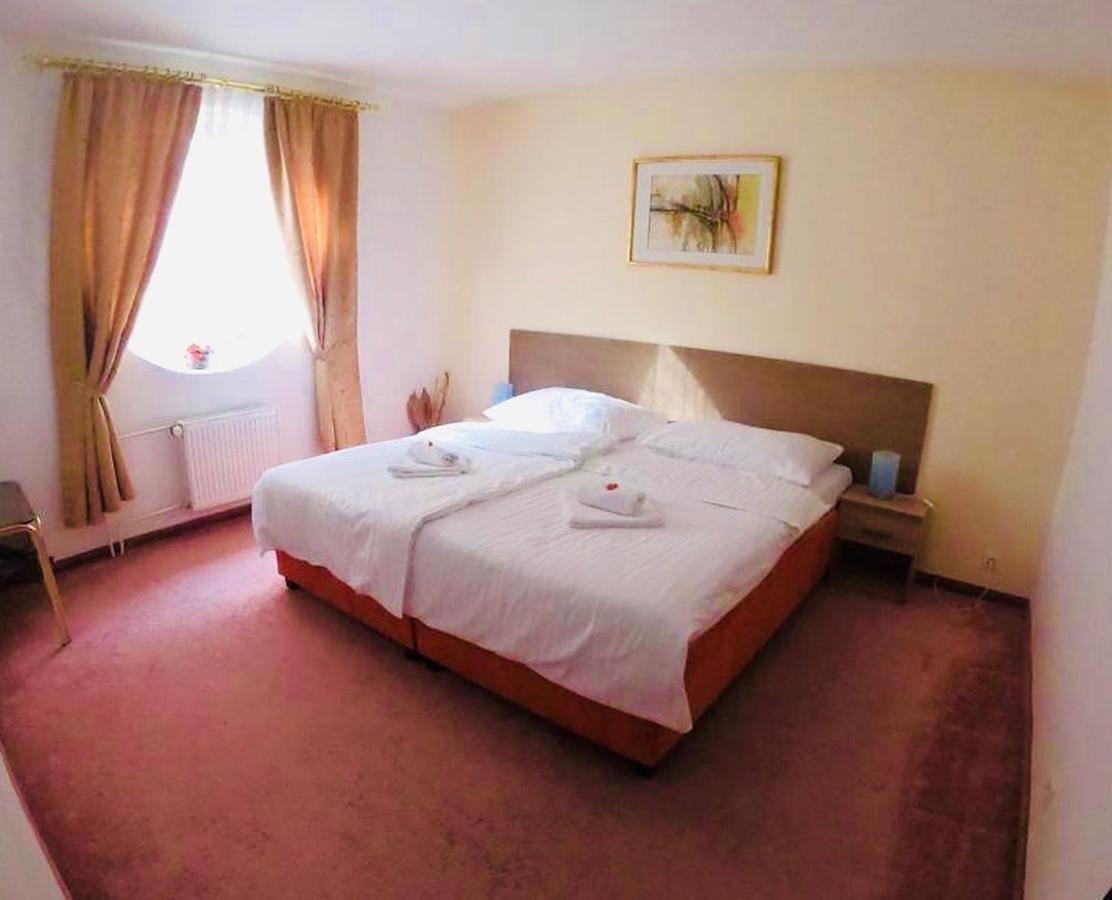 Interhotel America Pisek  Luaran gambar